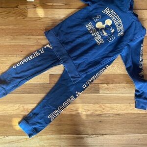 H&M Disney Mickey Mouse sweatsuit size is 7 fit for us was 5/6 see tags EUC.